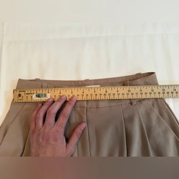 Aritzia Babaton Pleated Mid-Thigh Shorts Size 2 $50 - Picture 6 of 12